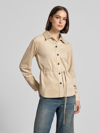 Frauenmodel trägt Bluse mit Bindegürtel Modell 'Zyla' von Someday in Beige mit Knopfleiste und Hemdblusenkragen, Material-Mix, Ganzkörperansicht von vorne.