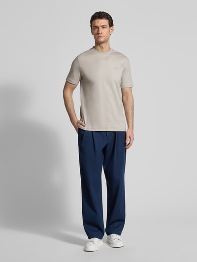 Männermodel trägt unifarbenes Regular Fit T-Shirt aus reiner Baumwolle Modell 'TE_INTERLOCK' von BOSS Orange, Ganzkörperansicht von vorne