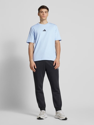 ADIDAS SPORTSWEAR T-Shirt mit Logo-Stitching Bleu 1