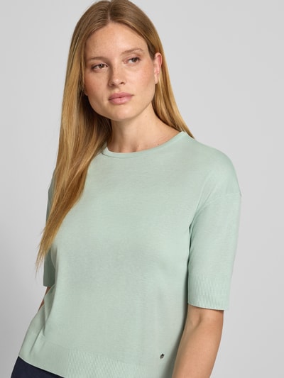 Vrouwenmodel draagt gebreid shirt uit mix van katoen en lyocell met ronde hals en ribboorden, labeldetail van windsor., regular fit, ruglengte maat 36: 55 cm, Nahaufnahme bovenlichaam
