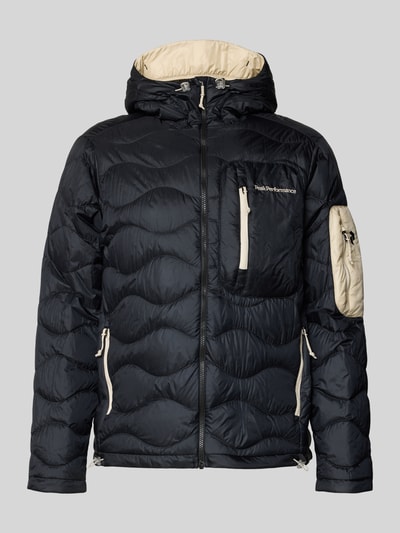 Produktfoto, Regular Fit Jacke in Stepp-Optik mit Logo-Stitching von PEAK PERFORMANCE in Schwarz mit beigen Details, Kapuze, Reißverschlusstaschen, Napoleontasche, strukturierte Oberfläche, sportliches Design