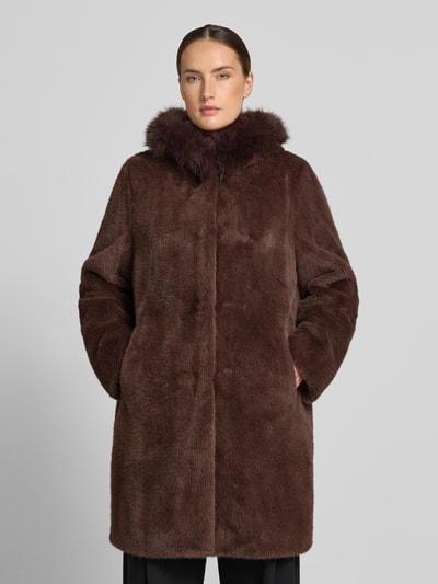 Frauenmodel trägt Mantel aus Kunstfell mit Eingrifftaschen von Marc Cain in Braun, Regular Fit, Knopfverschluss, Ganzkörperansicht von vorne. Rückenlänge 90 cm, Schulterbreite 39 cm, Brustweite 55 cm, Ärmellänge 63 cm.