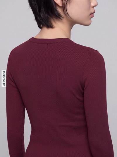 Frauenmodel trägt Langarmshirt mit kurzer Knopfleiste von S.OLIVER CASUAL im unifarbenen Bordeauxton, Rippstruktur, Baumwollmix, Nahaufnahme Rückansicht, KI-modifiziertes Bild.
