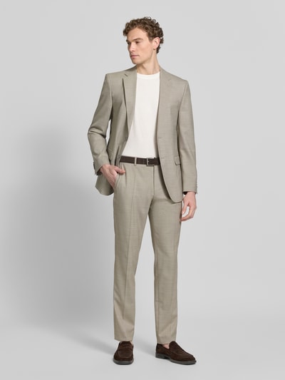 Männermodel trägt Regular Fit Anzughose mit Schurwoll-Anteil Modell 'Leon' von BOSS in Melange-Optik mit kariertem Muster, Ganzkörperansicht von vorne.