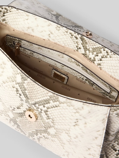 Produktfoto, Shoulder Bag in Allover-Schlangen-Optik Modell 'Devon' von GUESS, Magnetverschluss, strukturiertes Material, creme-graue Töne, Hauptfach mit Überschlag, abnehmbarer Schulterriemen, Maße 28x18x11 cm, Innenfutter mit GUESS-Logo.