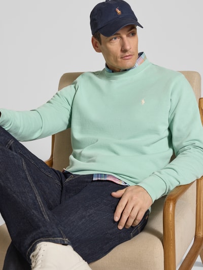 Männermodel trägt Relaxed Fit Sweatshirt aus reiner Baumwolle von Polo Ralph Lauren, Optik: Unifarben, Logo-Detail, Ganzkörperansicht von vorne.