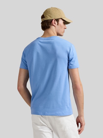 Mężczyznamodel nosi Regular Fit T-Shirt aus reiner Baumwolle von Polo Ralph Lauren, jasnoniebieski, krój regular fit, gładka bawełna, logo, krótki rękaw, widok całej sylwetki z tyłu.