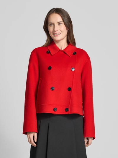 Frauenmodel trägt Regular Fit Jacke mit Umlegekragen von Windsor in Rot, doppelte Knopfleiste, Eingrifftaschen, Nahaufnahme Oberkörper.