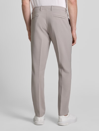 Männermodel trägt Straight Fit Stoffhose mit Bügelfalten von MCNEAL in Hellgrau, elastischer Material-Mix, Gesäßtaschen, Ganzkörperansicht Rückansicht.