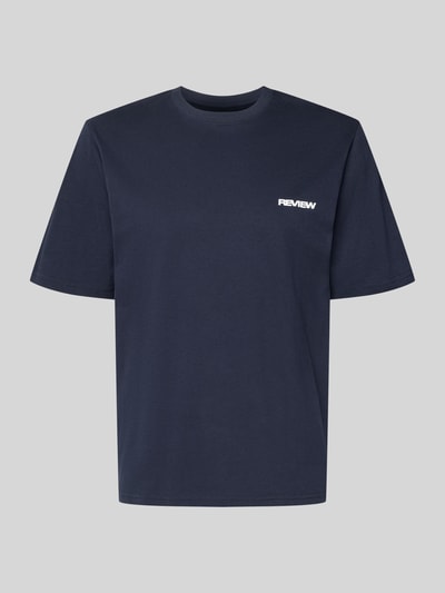 Produktfoto, dunkelblaues T-Shirt mit Logo und Rundhalsausschnitt von REVIEW, Baumwoll-Viskose-Mix, Regular Fit, neutraler Hintergrund