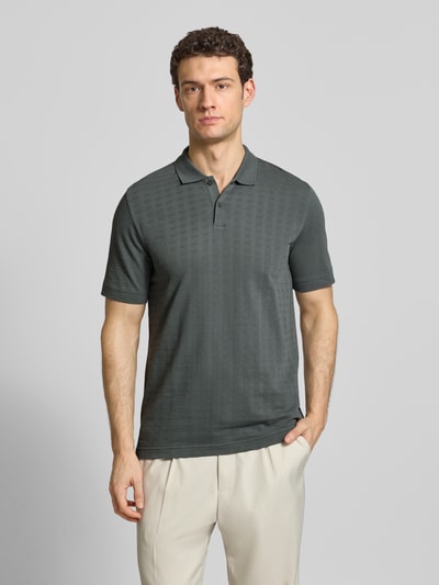 Männermodel trägt Regular Fit Poloshirt aus reiner Baumwolle von Marc O'Polo, Optik: Unifarben, Gitterkaro Struktur, Ganzkörperansicht von vorne.