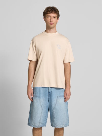Männermodel trägt Oversized Herren T-Shirt von Pegador aus Reine Baumwolle, Label-Print, Rundhalsausschnitt, Modell 'Nuevo', Ganzkörperansicht von vorne.