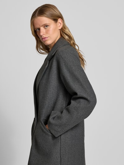 Frauenmodel trägt Mantel mit doppelreihiger Knopfleiste Modell 'BLAKE' von ONLY, unifarben, Oversized, Longline, langarm, Nahaufnahme Oberkörper.