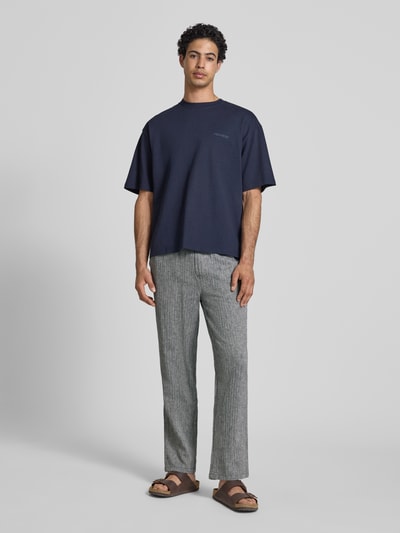 Männermodel trägt Hose aus Leinen-Baumwoll-Mix Modell 'MAXIM' von Blend, Relaxed-Fit, graue Struktur, elastischer Bund, Ganzkörperansicht von vorne. Bundweite 42 cm, Innenbeinlänge 78 cm, Größe M.