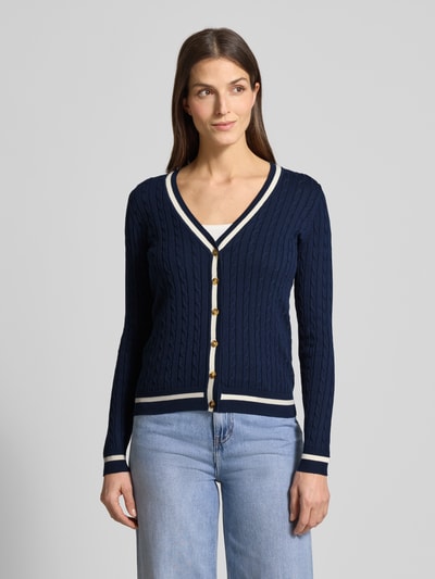 Vrouwenmodel draagt 'Strickjacke mit V-Ausschnitt' van Christian Berg Woman, donkerblauw met witte ribdetails, katoenmengsel, Regular Fit, knoopsluiting, geribde boorden, Ganzkörperaanzicht van voren.