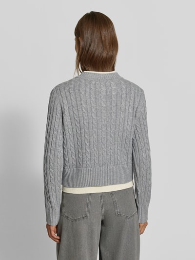 Frauenmodel trägt Regular Fit Cardigan mit Woll-Anteil in Strick-Optik von MYON, grau, Rundhalsausschnitt, Rückansicht, Ganzkörperansicht.