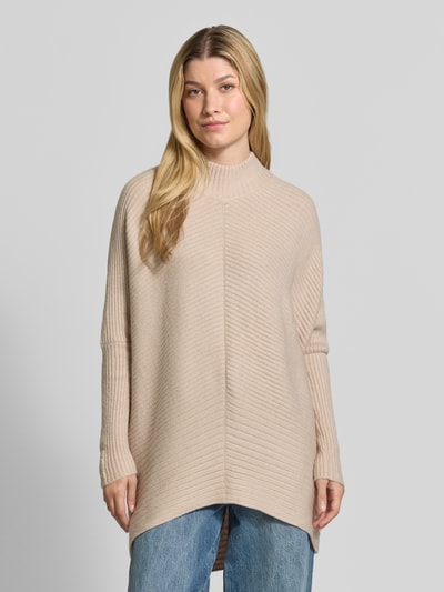 Vrouwenmodel draagt gebreide pullover met opstaande kraag van Apricot, Materiaalmix met stretch, relaxed fit, deelnaad, ruglengte maat S 82 cm, mouwlengte 30 cm, Ganzkörperansicht van voren