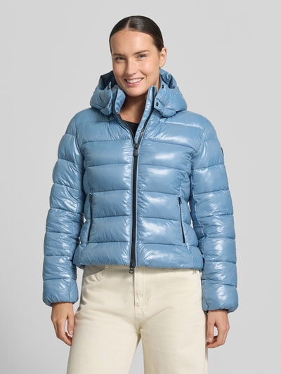 Frauenmodel trägt Jacke in Stepp-Optik Modell 'Mary' von Save The Duck in Hellblau mit Kapuze, Zweiwegereißverschluss, tailliert, Ganzkörperansicht von vorne. Schulter- und Brustweite bei Größe S: 44 cm bzw. 41 cm, Rückenlänge 53 cm, Ärmellänge 66 cm.