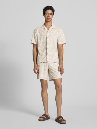Männermodel trägt Relaxed Fit Freizeithemd mit Baumwoll-Anteil Modell 'CLEMENT' von Only & Sons mit Allover-Muster in Beige, Frottee-Optik, Ganzkörperansicht von vorne.