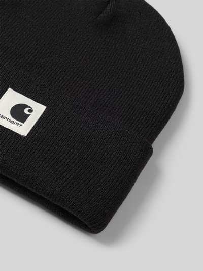 Produktfoto, schwarze grob gestrickte Beanie mit Label-Patch Modell 'Ashley' von Carhartt Work In Progress auf grauem Hintergrund, Damen Beanie