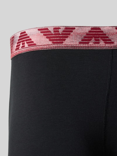 Produktfoto, schwarze Slim Fit Trunks aus Baumwoll-Mix im 3er-Pack von Emporio Armani, roter elastischer Bund mit Logo-Detail, Damenmode