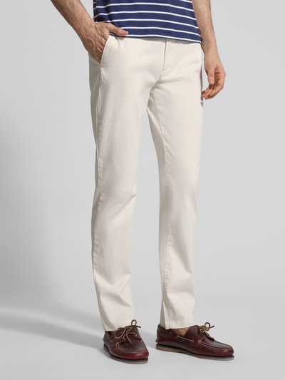 Männermodel trägt Slim Fit Chino aus Baumwoll-Mix von Tommy Hilfiger, unifarben, krój slim fit, bawełniany materiał, Ganzkörperansicht von vorne.