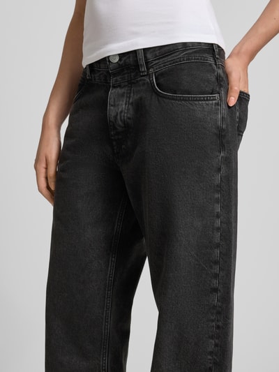 Frauenmodel trägt Boyfriend Fit Barrel Jeans aus reiner Baumwolle Modell 'CRAFT' von Pepe Jeans, Damen Barrel Jeans, Nahaufnahme Oberkörper.