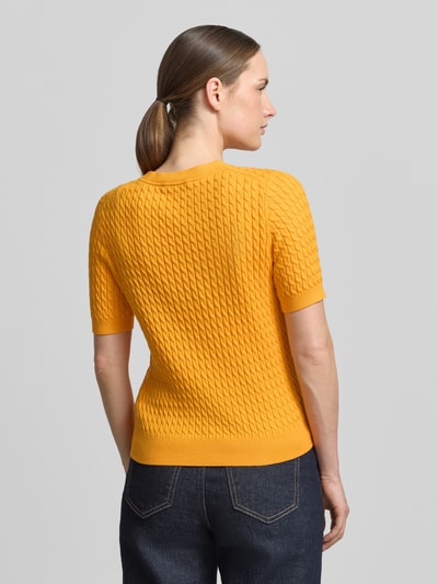 Frauenmodel trägt Slim Fit T-Shirt aus reiner Baumwolle von Tommy Hilfiger in Gelb, Optik: Unifarben, Zopfmuster, Strick, Ganzkörperansicht Rückansicht