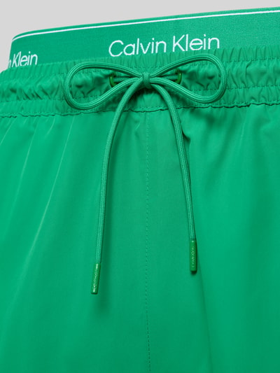 Produktfoto, Regular Fit Shorts mit integriertem Slip von Calvin Klein Underwear w intensywnie zielonym kolorze, elastyczny pas z tunelzugiem, wyhaftowane logo, krój regular fit, figi wewnętrzne