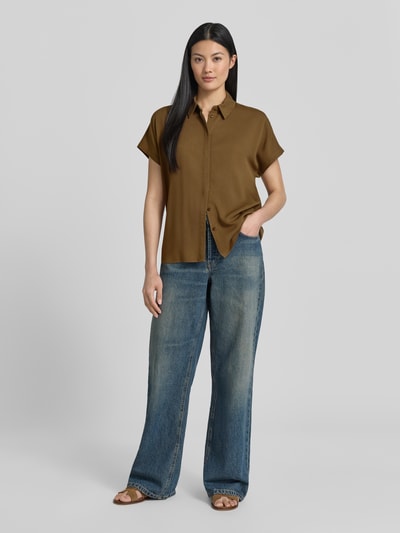 Frauenmodel trägt Relaxed Fit Hemdbluse aus reiner Viskose Modell 'LARISAANA' von Armedangels in Braun und Blau, Damen Hemdbluse, Ganzkörperansicht von vorne.