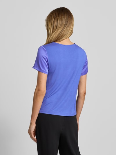 Frauenmodel trägt Regular Fit Bluse aus Satin von Christian Berg Woman Selection in Lila, kurzärmelig, glatte Textur, Ganzkörperansicht Rückansicht.