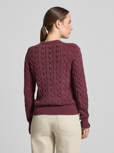 Frauenmodel trägt Relaxed Fit Strickjacke aus reiner Baumwolle von Jake*s Casual in Altrosa mit Zopfmuster, Ganzkörperansicht Rückansicht.