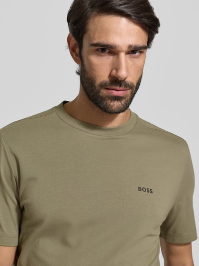 Męski model nosi Regular Fit T-Shirt aus Baumwoll-Mix od BOSS Green, kolor jednolity, krótki rękaw, okrągły dekolt, nadruk z logo, zbliżenie na górną część ciała