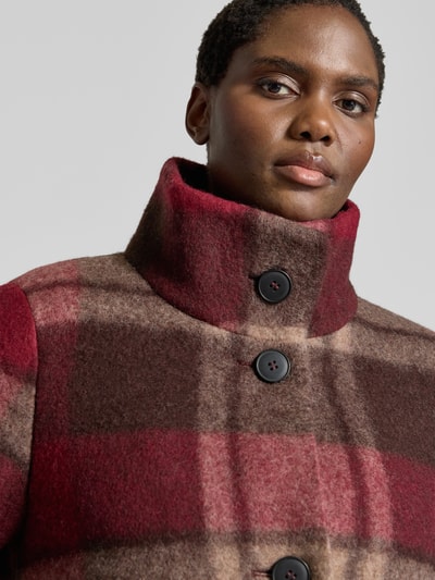 Frauenmodel trägt Regular Fit Mantel aus Woll-Mix von FUCHS SCHMITT, karierte Textur in Rot- und Brauntönen, Nahaufnahme Oberkörper. Rückenlänge 81 cm, Schulterbreite 42 cm, Brustweite 47 cm, Ärmellänge 64 cm.