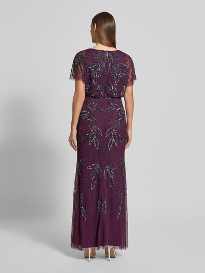 Frauenmodel trägt Abendkleid mit Perlen und Pailletten von Christian Berg Cocktail, Maxikleid in dunklem Lila mit Glitzerdetails, Ganzkörperansicht Rückansicht.