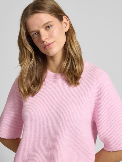 Frauenmodel trägt Boxy Fit T-Shirt aus Rippstrick mit Woll-Anteil Modell 'SILLY' von Pieces, Optik: Unifarben, Kurzarm, Rundhals, Nahaufnahme Oberkörper.