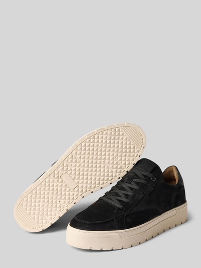 Produktfoto, Sneaker aus echtem Leder Modell "IVAR-22" von PS Poelman in Schwarz mit strukturierter cremeweißer Sohle, runde Passform, Schnürverschluss, Absatzhöhe 3 cm, Schafthöhe 8 cm, Schaftweite 9 cm
