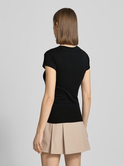 Frauenmodel trägt Damen T-Shirt mit Rundhalsausschnitt Modell 'EVERYDAY' von Topshop, schwarzer Baumwoll-Mix, Slim Fit, Rückenlänge 54 cm, Ganzkörperansicht Rückansicht.