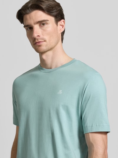Männermodel trägt Regular Fit T-Shirt aus reiner Baumwolle von Marc O'Polo in Uni-Optik mit Logo-Stitching, Nahaufnahme Oberkörper.