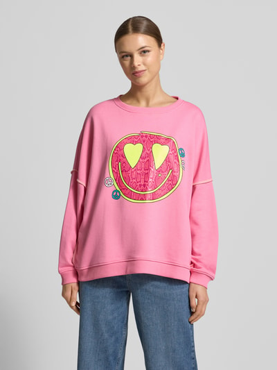 Kobiece modelka nosi Oversized Sweatshirt mit Motiv-Print od miss goodlife, bawełna, krój oversized, prążkowane wykończenia, okrągły dekolt, nadruk z motywem, widok całej sylwetki z przodu