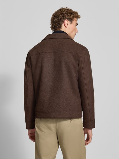 Männermodel trägt Regular Fit Jacke mit Viskose-Anteil von MCNEAL in Braun, Material-Mix, Umlegekragen, Ganzkörperansicht Rückansicht