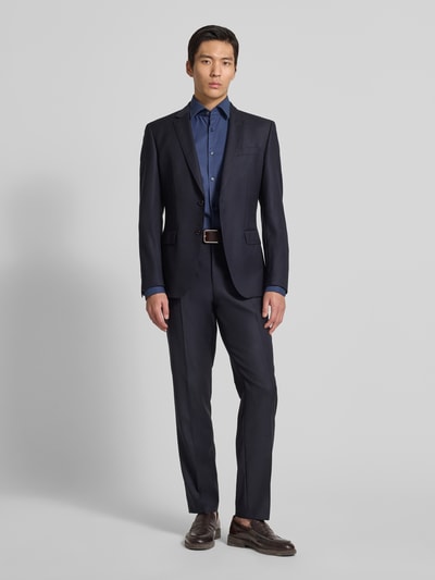 Männermodel trägt Slim Fit Businesshemd aus Baumwoll-Mix Modell 'HANK' von BOSS, Unifarben, Struktur, Farbe Blau, Ganzkörperansicht von vorne.