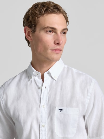 Männermodel trägt weißes Slim Fit Freizeithemd aus Leinen-Baumwoll-Mix von Fynch-Hatton, Button-Down-Kragen, Brusttasche, Label-Stitching, Knopfleiste, Nahaufnahme Oberkörper