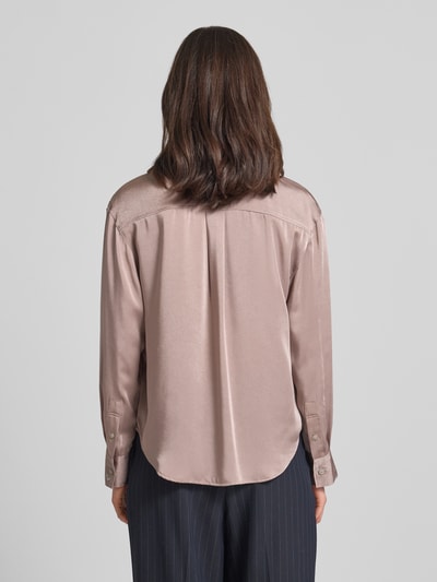 Männermodel trägt Relaxed Fit Bluse mit Stehkragen von Calvin Klein Womenswear aus satyna, krój relaxed fit, z długim rękawem, długość tyłu 65 cm, długość rękawów 57 cm, jasnobrązowy kolor, gładka tekstura, Ganzkörperansicht Rückansicht.