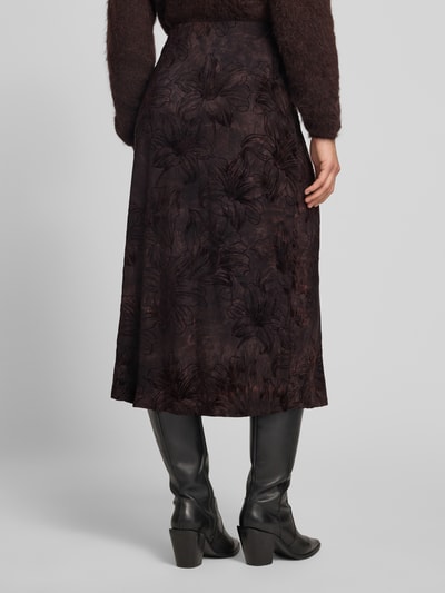 Frauenmodel trägt Midirock im Allover-Look Modell 'SESSOLANA' von FREE/QUENT, dunkle Töne, florales Muster, Material-Mix mit Stretch-Anteil, gerader Schnitt, Bundweite 37 cm, Länge 89 cm, Ganzkörperansicht Rückansicht.