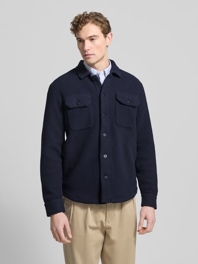 Männermodel trägt Hemdjacke mit Kentkragen von Polo Ralph Lauren, Regular-Fit, Knopfleiste, Brusttaschen, Rückenlänge 72 cm, Ganzkörperansicht von vorne.