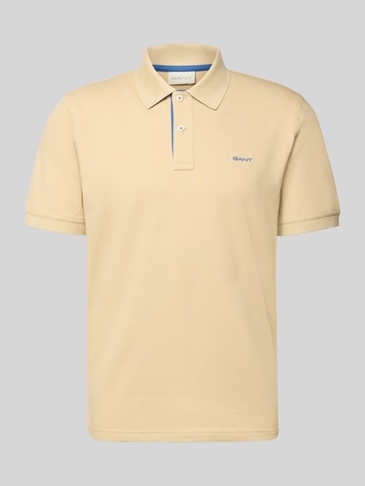 Produktfoto, Regular Fit Poloshirt mit Logo-Stitching von Gant aus elastischem Baumwoll-Mix in Beige mit Polokragen und Kurzarm Passform.