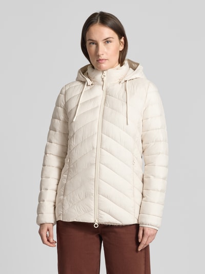 Vrouwenmodel draagt Regular Fit Steppjacke met afneembare capuchon van s.Oliver RED LABEL, effen, langemouw, ritszakken, vooraanzicht bovenlichaam.