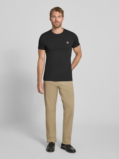 Männermodel trägt Regular Fit T-Shirt aus reiner Baumwolle von Paul Smith, schwarze Farbe, Rundhalsausschnitt, Label-Stitching, Ganzkörperansicht von vorne.