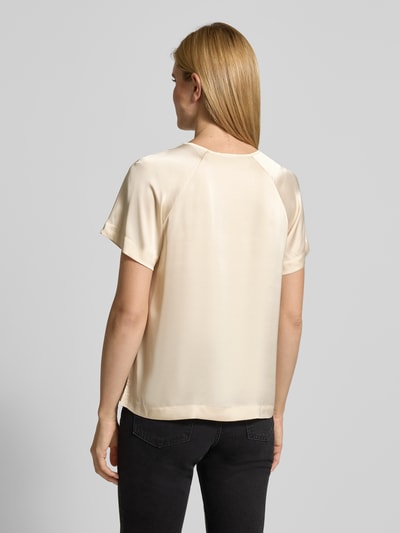 Männermodel trägt Relaxed Fit Bluse mit gelegten Falten von comma, elastyczna mieszanka materiałów, okrągły dekolt, satyna, krótki rękaw, długość tyłu 60 cm, długość rękawa 22 cm, jasny jednokolorowy, gładka tekstura, ganzkörperansicht rückansicht